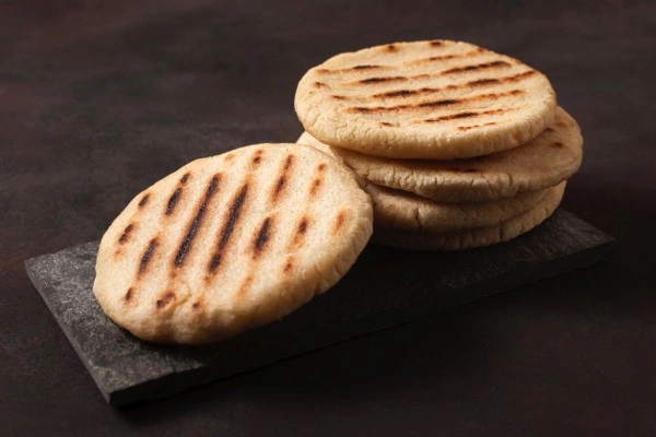 Chorizo colombiano con arepa de maíz
