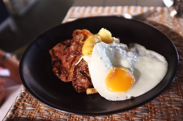 Medio pollo asado al carbón con guarnición