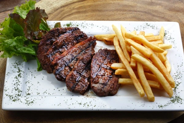 Medio pollo asado al carbón con guarnición